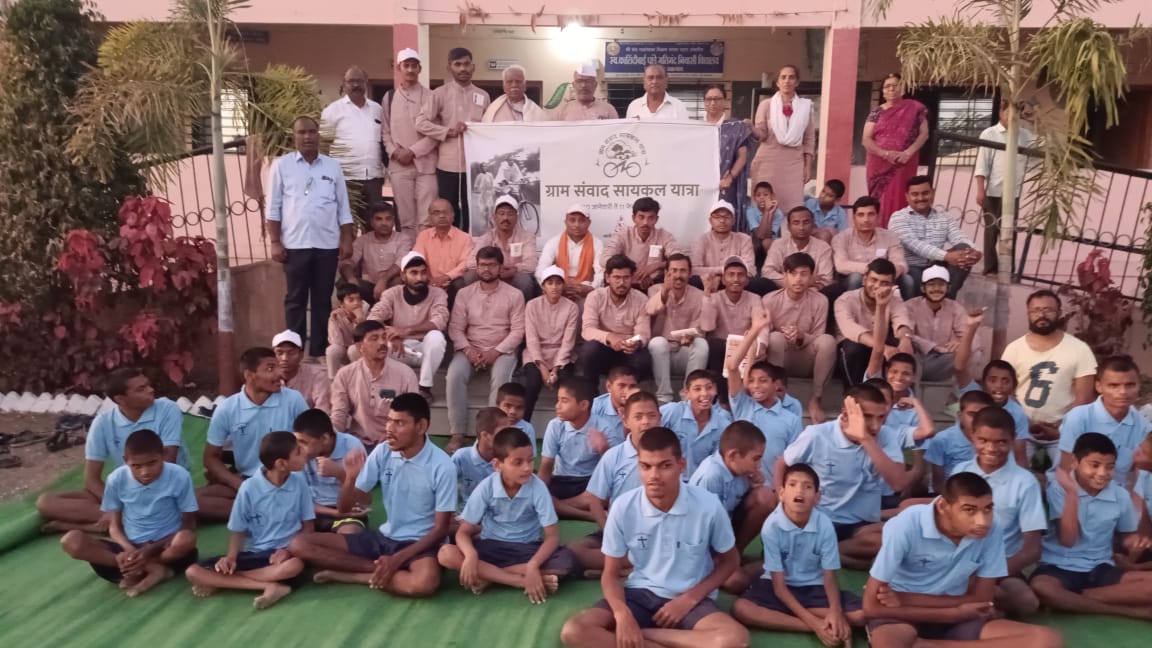 Group photo from the Gram Samvad cycle yatra